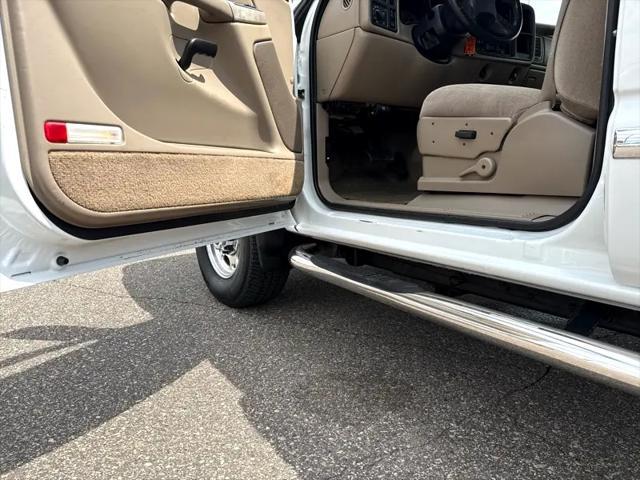 Photo of 2005 Summit White GMC Sierra 2500