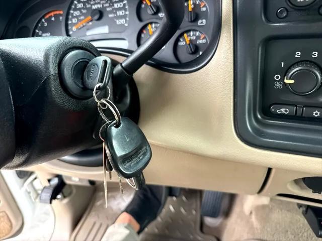 Photo of 2005 Summit White GMC Sierra 2500