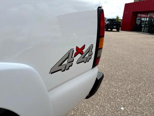 Photo of 2005 Summit White GMC Sierra 2500