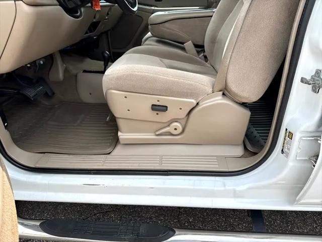 Photo of 2005 Summit White GMC Sierra 2500