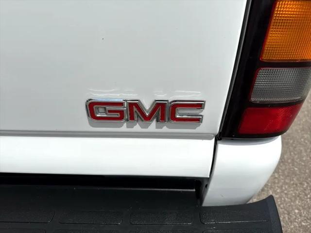 Photo of 2005 Summit White GMC Sierra 2500