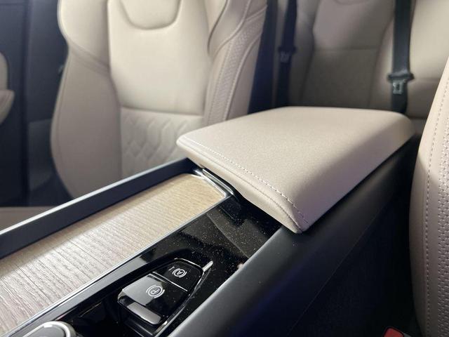 Photo of 2026 Crystal White Metallic Volvo XC60