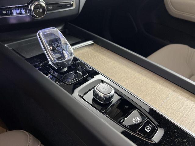 Photo of 2026 Crystal White Metallic Volvo XC60