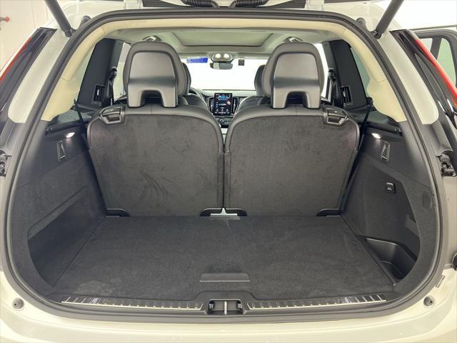 Photo of 2025 Crystal White Volvo XC90 Plug-In Hybrid