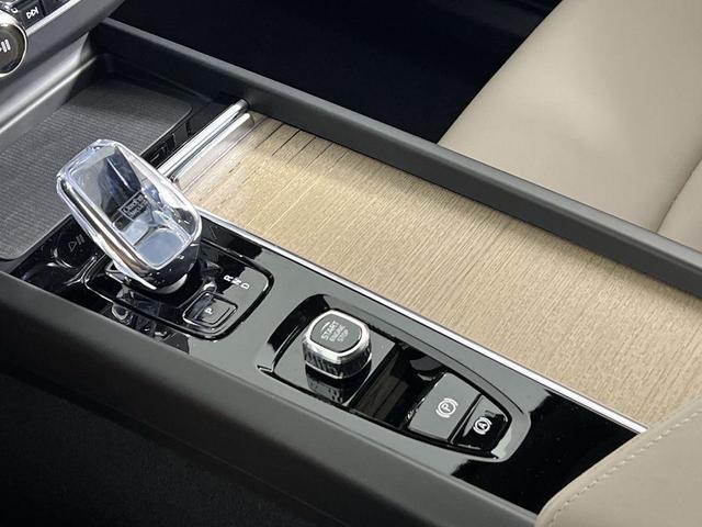 Photo of 2026 Crystal White Metallic Volvo XC60