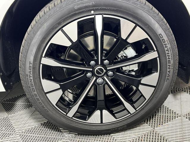Photo of 2026 Crystal White Metallic Volvo XC60