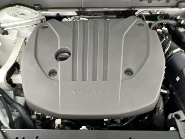 Photo of 2026 Crystal White Metallic Volvo XC60