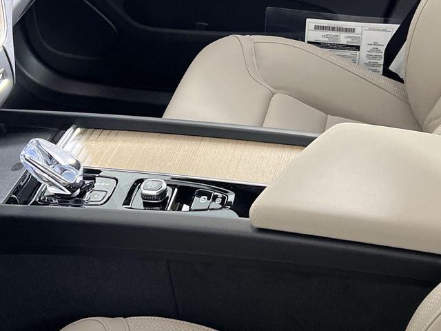 Photo of 2026 Crystal White Metallic Volvo XC60