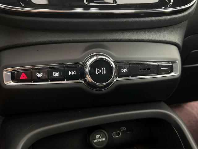 Photo of 2024 Crystal White Metallic Volvo C40 Recharge Pure Electric