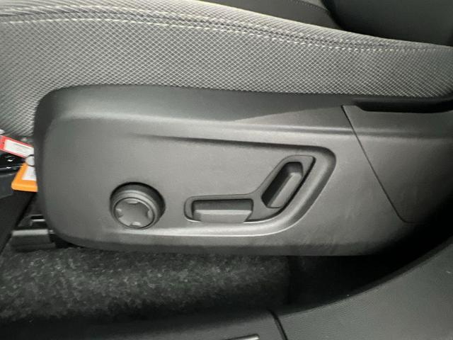 Photo of 2024 Crystal White Metallic Volvo C40 Recharge Pure Electric