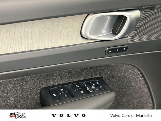 Photo of 2025 Cloud Volvo XC40