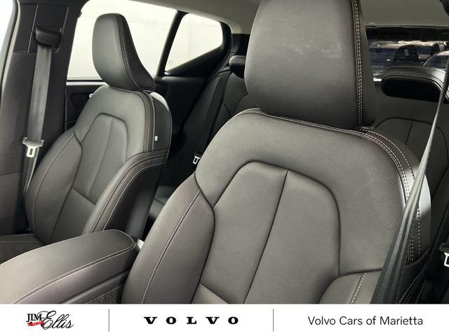 Photo of 2025 Cloud Volvo XC40