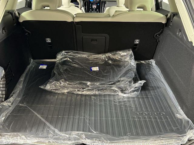 Photo of 2026 Crystal White Metallic Volvo XC60