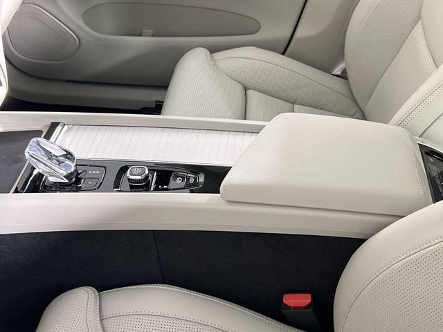Photo of 2026 Crystal White Metallic Volvo XC60