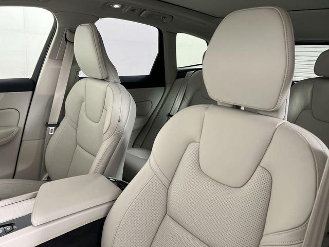 Photo of 2026 Crystal White Metallic Volvo XC60