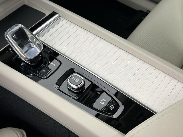 Photo of 2026 Crystal White Metallic Volvo XC60