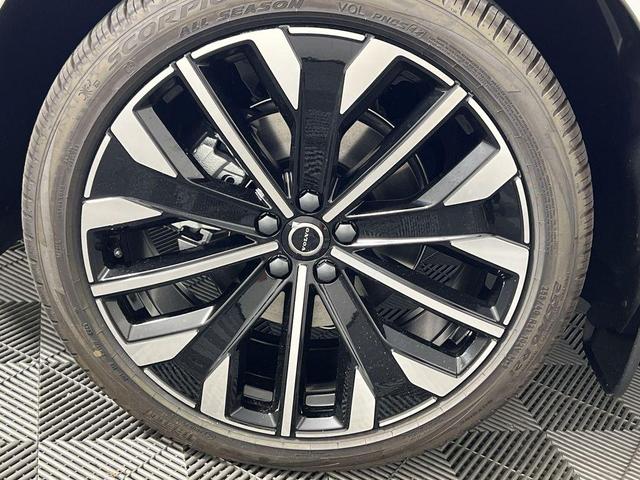 Photo of 2026 Crystal White Metallic Volvo XC60