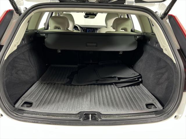 Photo of 2022 Crystal White Metallic Volvo V60 Cross Country