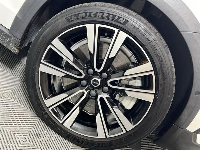 Photo of 2022 Crystal White Metallic Volvo V60 Cross Country