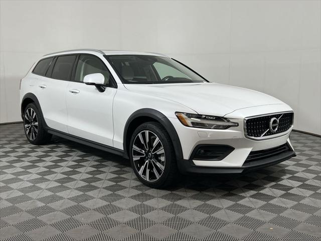 Photo of 2022 Crystal White Metallic Volvo V60 Cross Country