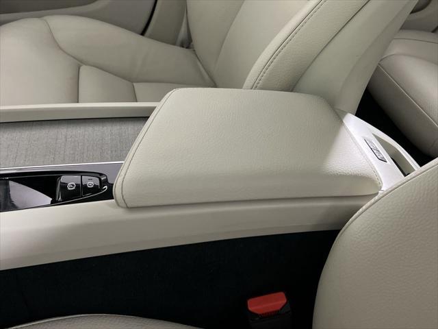 Photo of 2022 Crystal White Metallic Volvo V60 Cross Country