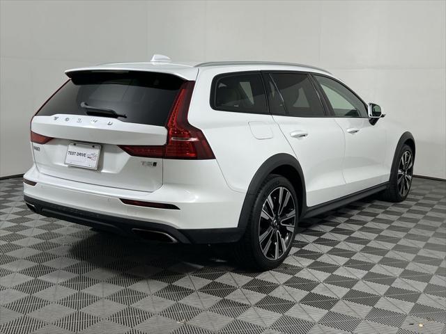 Photo of 2022 Crystal White Metallic Volvo V60 Cross Country