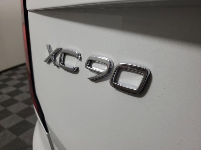 Photo of 2025 Crystal White Volvo XC90 Plug-In Hybrid