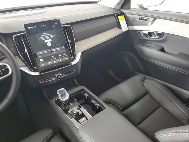 Photo of 2025 Crystal White Volvo XC90 Plug-In Hybrid