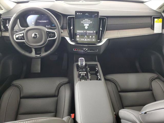Photo of 2025 Crystal White Volvo XC90 Plug-In Hybrid