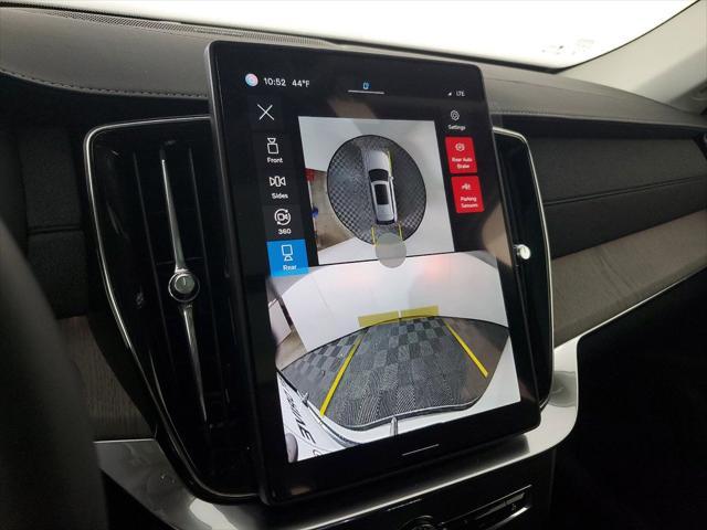 Photo of 2025 Crystal White Volvo XC90 Plug-In Hybrid