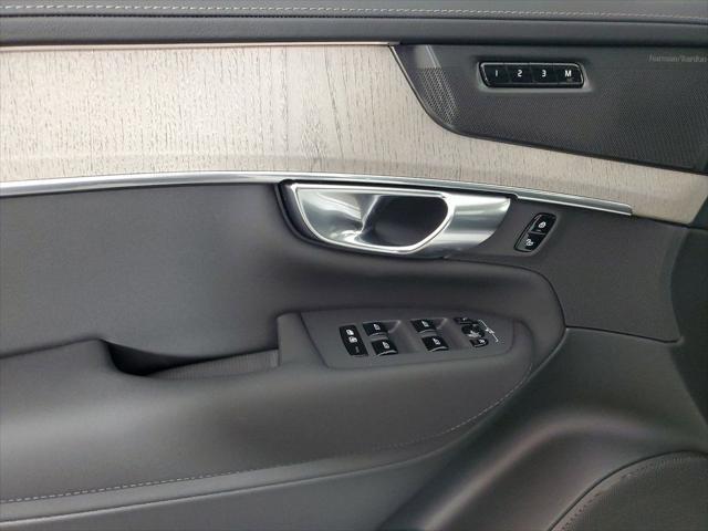 Photo of 2025 Crystal White Volvo XC90 Plug-In Hybrid