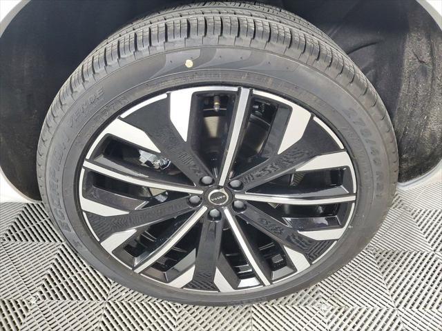 Photo of 2025 Crystal White Volvo XC90 Plug-In Hybrid