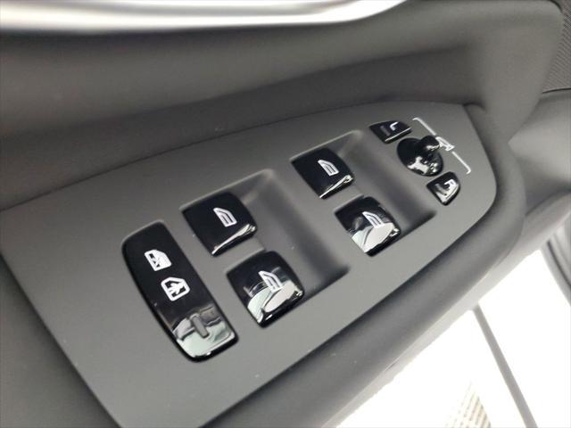 Photo of 2025 Crystal White Volvo XC90 Plug-In Hybrid