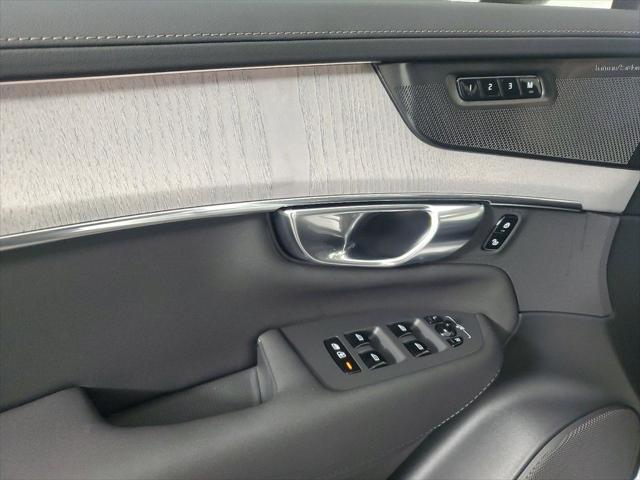Photo of 2025 Crystal White Volvo XC90 Plug-In Hybrid