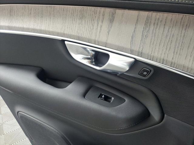 Photo of 2025 Crystal White Volvo XC90 Plug-In Hybrid