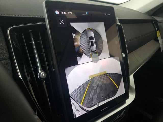 Photo of 2025 Crystal White Volvo XC90 Plug-In Hybrid