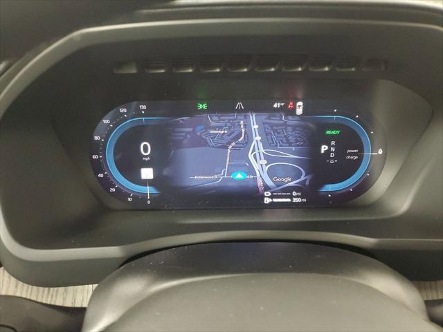 Photo of 2025 Crystal White Volvo XC90 Plug-In Hybrid