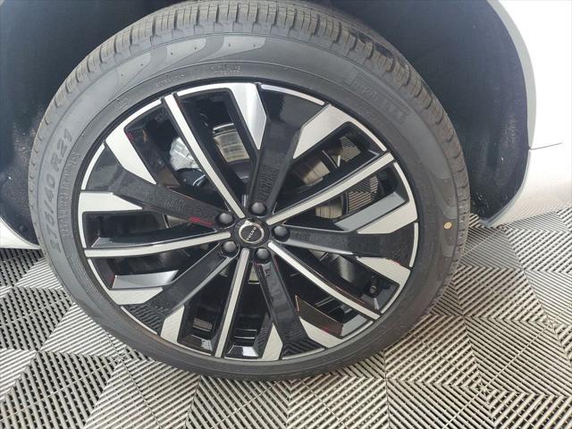 Photo of 2025 Crystal White Volvo XC90 Plug-In Hybrid