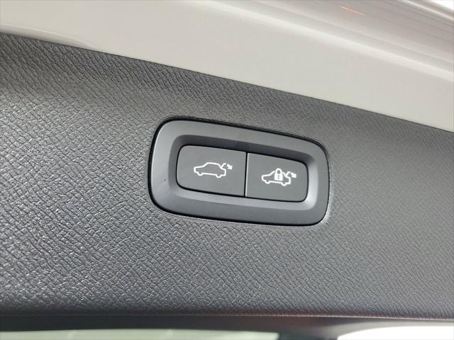 Photo of 2025 Crystal White Volvo XC90 Plug-In Hybrid