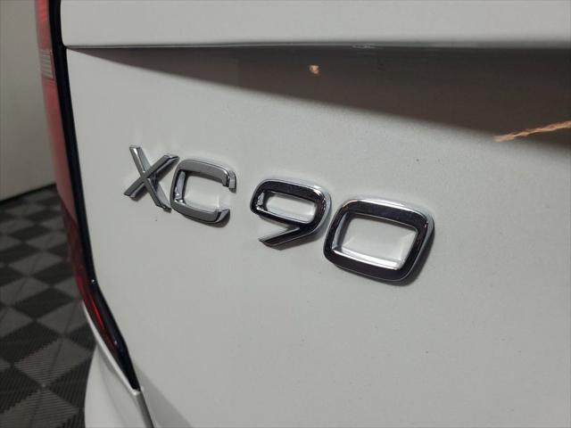 Photo of 2025 Crystal White Volvo XC90 Plug-In Hybrid