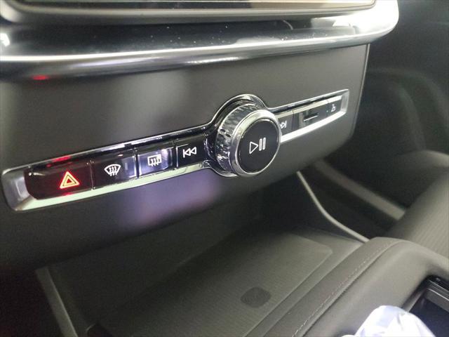 Photo of 2025 Crystal White Volvo XC90 Plug-In Hybrid