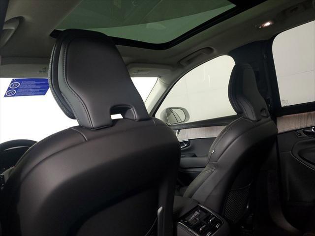 Photo of 2025 Crystal White Volvo XC90 Plug-In Hybrid