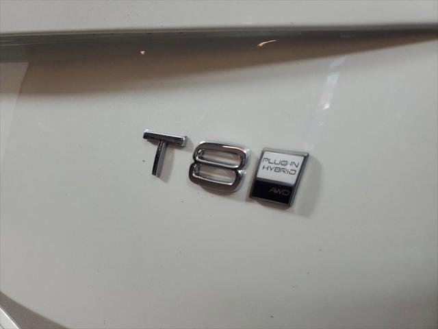 Photo of 2025 Crystal White Volvo XC90 Plug-In Hybrid