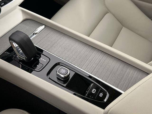 Photo of 2025 Bright Dusk Volvo XC60 Plug-In Hybrid