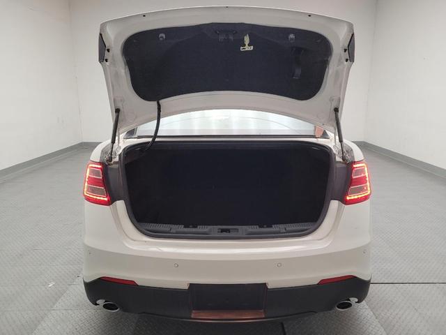 Photo of 2018 White Ford Taurus