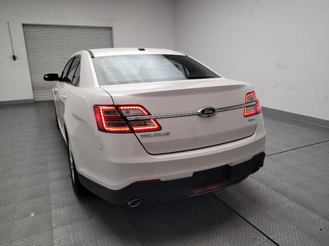 Photo of 2018 White Ford Taurus