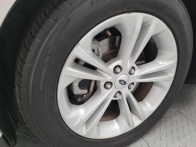 Photo of 2018 White Ford Taurus