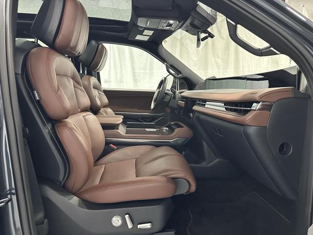 Photo of 2025 Flight Blue Metallic Clearcoat Lincoln Navigator