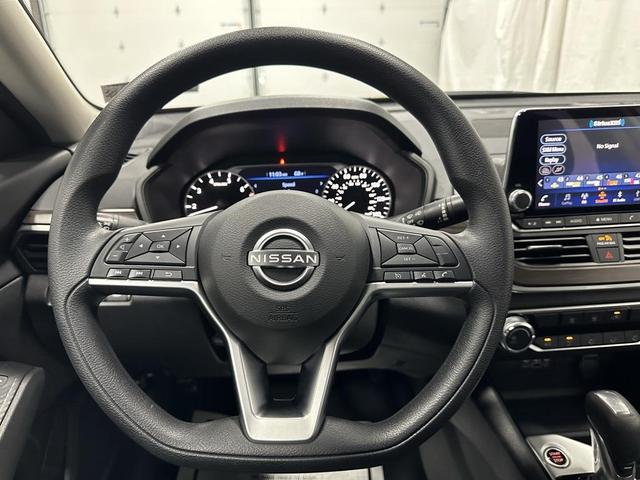 Photo of 2024 Pearl White Tricoat Nissan Altima