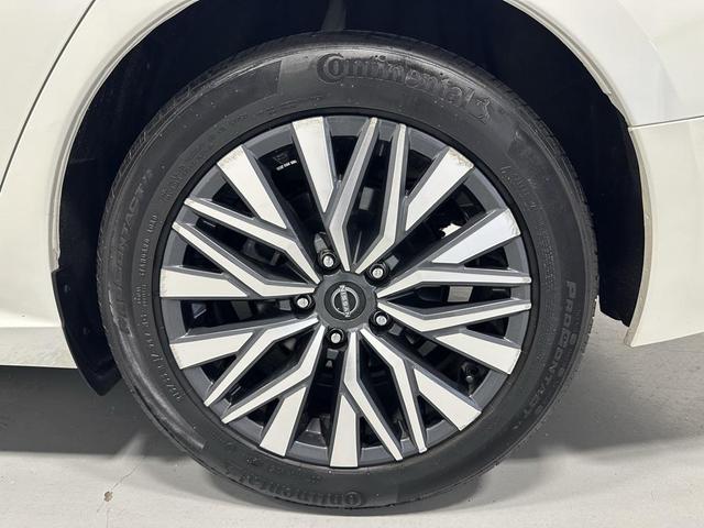 Photo of 2024 Pearl White Tricoat Nissan Altima